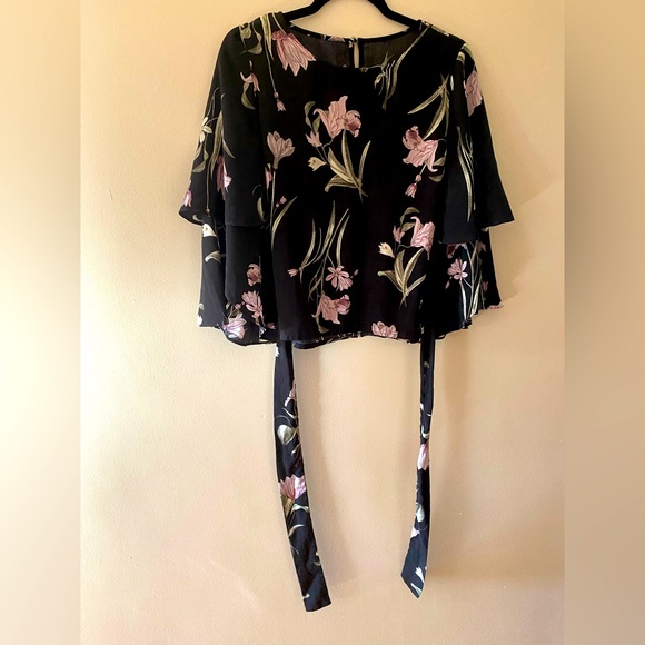 Floral blouse with belt and bell sleeves size s - Picture 3 of 3